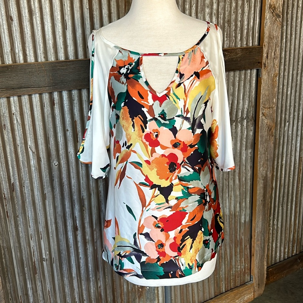 Allen B by Allen Schwartz cold shoulder flowered top 💕